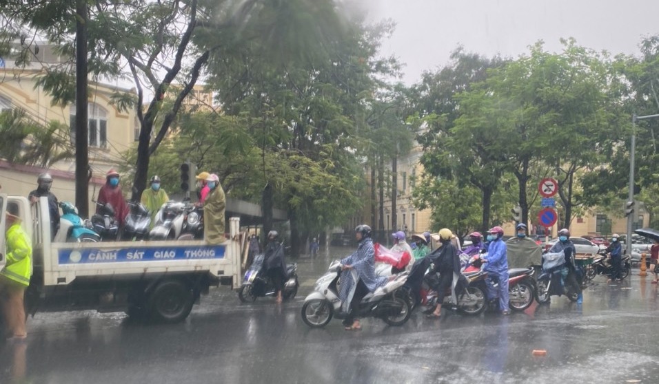 Công an quận Hồng Bàng giúp dân trong mưa lụt, sáng 26-8